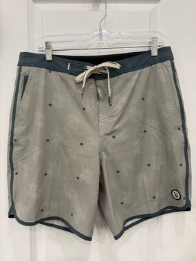 NWOT Men’s Vuori Drawstring Board Shorts Gray with Dark Slate Trim